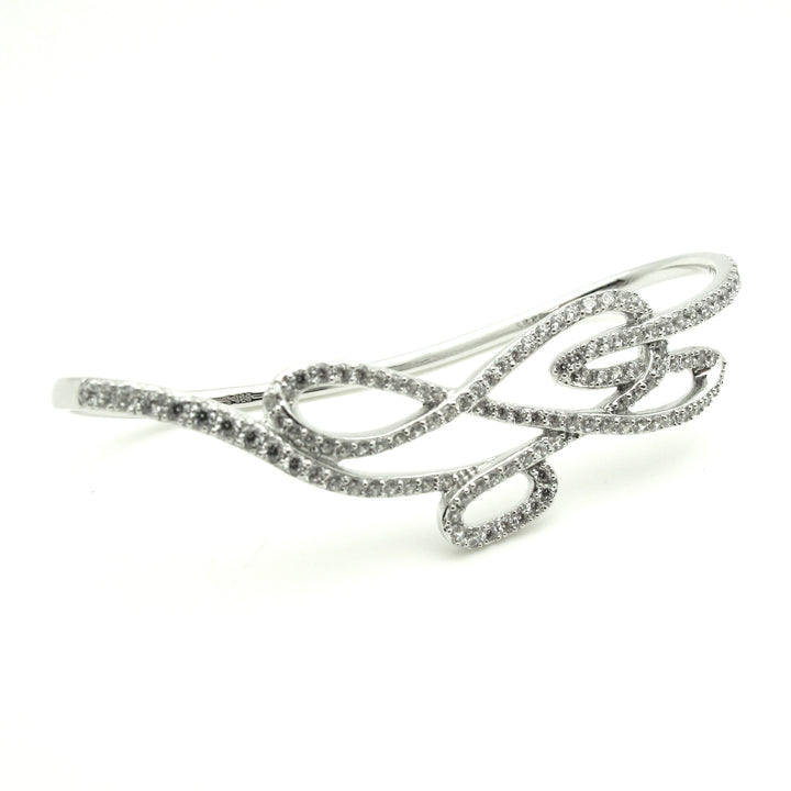 Waltz in the Air Hand Accessory - ARTE Madrid