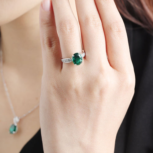 Solitaire Enchanting Emerald Ring